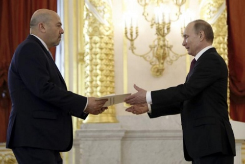 资料图:以色列驻俄罗斯大使科伦(左)和俄罗斯总统普京(右) 点击进入下一页