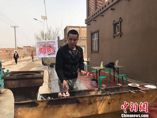 新疆天山中部杏花树下“90后”夫妻的“抓饭熟了”