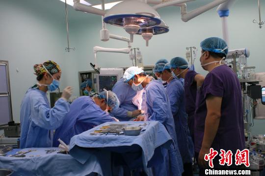 杨万芬老人接受手术?！∷谓ㄇ?摄