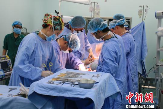 杨万芬老人接受手术?！∷谓ㄇ?摄