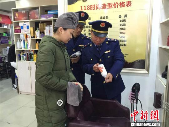 图为美发行业集中整治检查现场。宁波市市场监管局供图