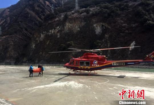 直升机在雅江起降点挂桶?！≈有?摄