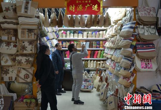 义乌国际商贸城内，外商在挑选货物 王刚 摄