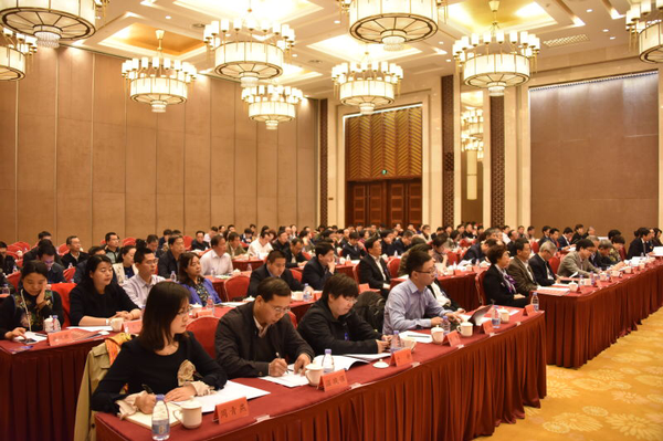 ８、民盟中央各专门委员会、机关各部门负责人，特邀的盟内专家学者，民盟各省、自治区、直辖市委员会负责参政议政工作的领导和部门负责人一百余人参加了会议（一）。张雨斌　摄影