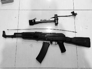 拒交停车费掏出仿真枪 拒交停车费掏出仿真枪