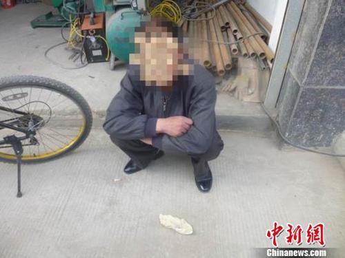 兰州男子自带“道具”碰瓷被撞后针管涂“血”造假象