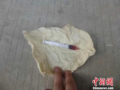 碰瓷者马某每次假装被车辆碰到，后趁机将事先准备好的针管取出，在耳朵里注入红色液体，造成重伤假象。图为警方查获的碰瓷“道具”。　七里河交警大队供图 摄