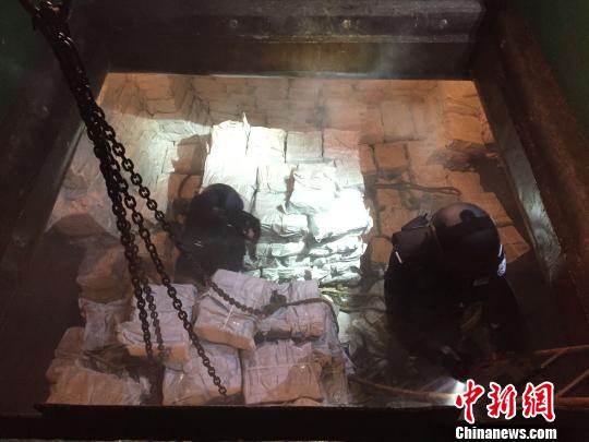 图为缉私警察在走私船船舱搜查走私冻品?！⊙钗?摄