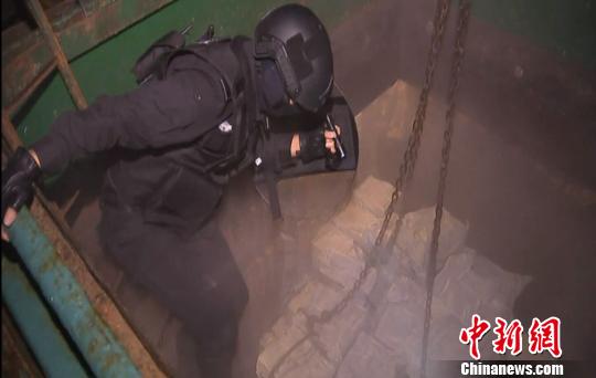 图为缉私警察在走私船上查扣走私冻品。　杨卫 摄