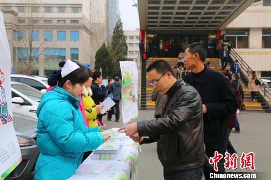 每年3月20日是世界口腔病日。在活动当天的现场，山西慈善总会工作人员和医院整形外科医护人员为过路群众发放宣传资料，详细讲解项目情况及唇腭裂疾病知识。　要建明 摄