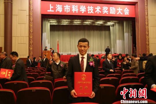 华山医院神经外科专家吴劲松教授领衔的团队历时20年，探索建立了多项功能定位技术体系，实现脑功能区的精准?；?，成功将脑功能区的脑肿瘤手术致残率降低90%，达到国际先进水平。先相关研究项目荣获2016年度上海市科技进步一等奖?！〕虑诜?摄