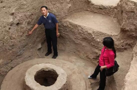 齐东方在考察山西云冈石窟窟顶遗址现场。图/社科院考古所