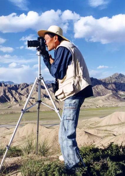 齐东方在青海都兰遗址发掘现场。图/社科院考古所