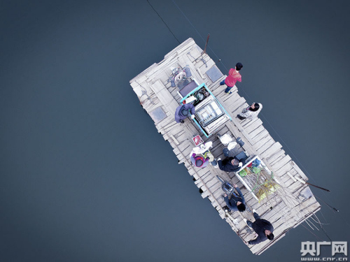 渡船上的乘客(央广网记者 石昊鑫 摄) 点击进入下一页