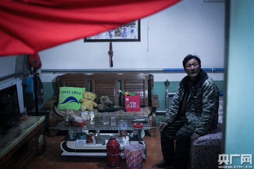 李国新在家中(央广网记者 石昊鑫 摄) 点击进入下一页