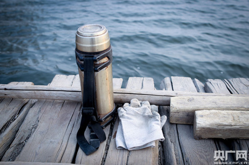 李国新的水壶(央广网记者 石昊鑫 摄) 点击进入下一页