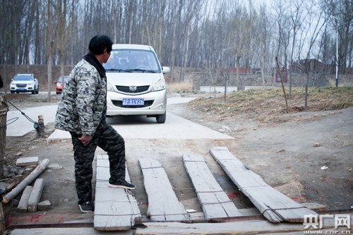 车上船过渡口(央广网记者 石昊鑫 摄) 点击进入下一页