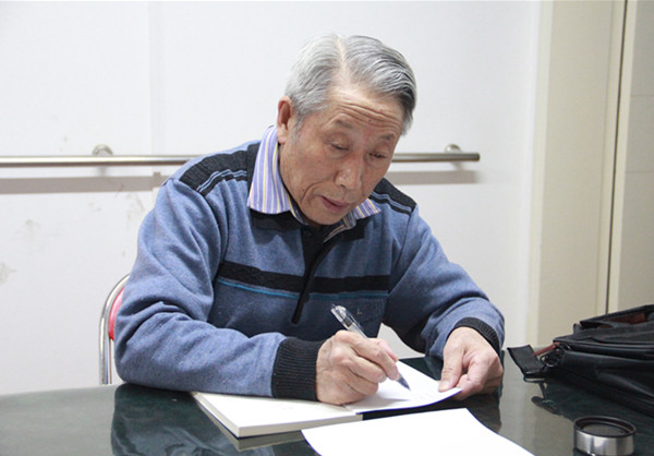 2017年3月1日，霍钟权在所在社区老年活动中心接受采访。