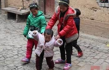 10岁女孩成妈妈 3岁时开始照顾病重母亲 10岁扛起一个家