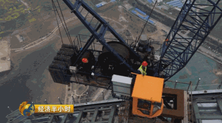 建筑工人收入碾压“白领”:贴瓷砖年入20万