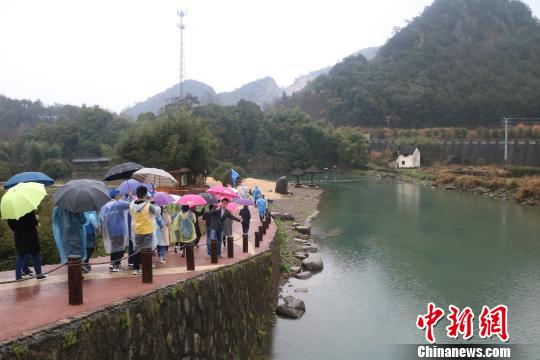 浙江大学生化身“河小二”入校园宣传治水