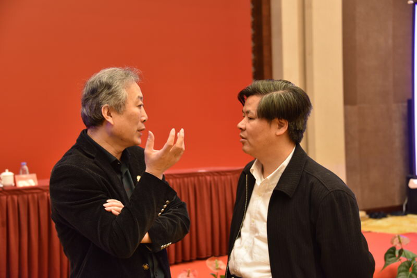 5、会议间隙，全国人大常委、民盟中央社会委员会主任郑功成（右）和民盟北京市委专职副主委宋慰祖亲切交流。 张雨斌  摄影