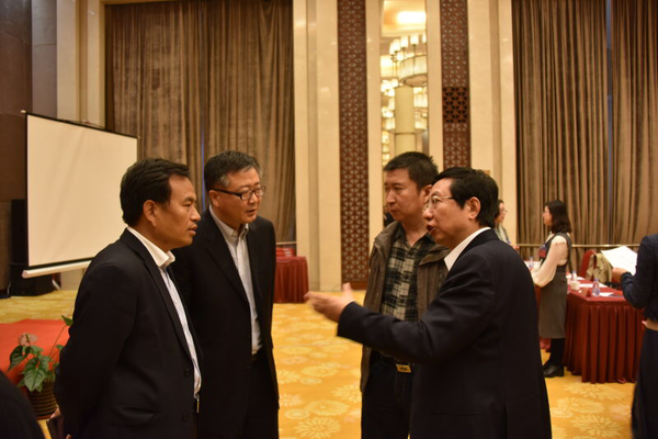 6、会议间隙亲切交流。右一：民盟中央社会服务工作委员会主任张澎；左一：民盟中央科技委员会委员祝智军；左二：民盟北京市委参政议政部部长徐荧；右二：民盟北京市委参政议政部干部刘建。 张雨斌  摄影