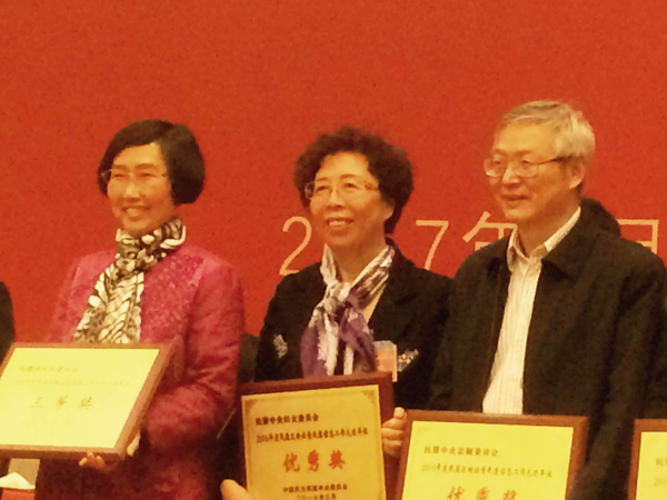 7、离岗不离心。全国政协委员、民盟中央妇委会主任（中）代表妇委会接受民盟中央颁发的2016年度民盟反映社情民意信息工作先进单位“奖牌时表示：她的心永远和民盟人在一起。 人民政协网记者 张春莉  摄影