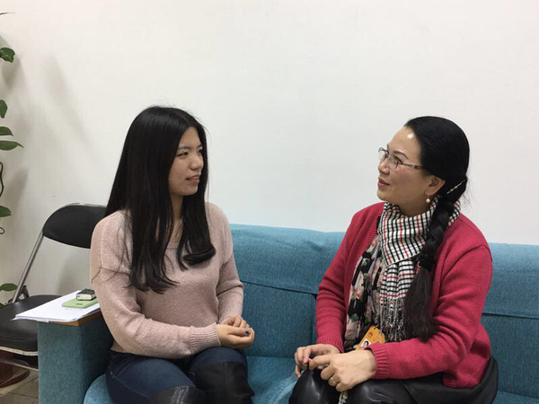 3、人大附中校团委委员、初三毕业班班主任王清老师接受本文作者采访。朱小林  摄影