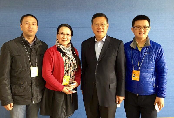 4、访谈结束，翟小宁校长（右二）与本文作者（左二）和中外媒体记者朱小林（左一）、方永磊亲切留影。   杨睿  摄影