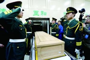 礼宾人员演示在遗体火化前向逝者敬礼的环节。