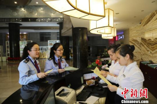 资料图： 厦门国税工作人员深入营改增企业宣传相关政策。　曾霄 摄