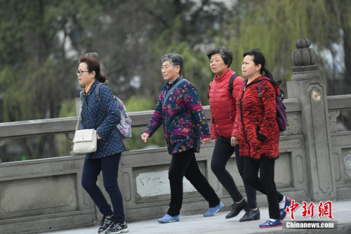 3月14日，四川成都街头行人身着厚衣物出行。受北方冷空气影响，四川盆地连日来气温持续走低，局部还出现了降雪天气，民众纷纷添加厚衣物御寒。 <a target='_blank' href='http://www.chinanews.com/'>中新社</a>记者 张浪 摄