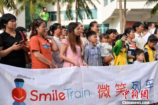 图为患者及其家属参加启动仪式?！『榧崤?摄