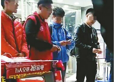 强令员工撕人民币 网友:这领导简直要疯了