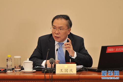 3月2日，全国政协十二届五次会议新闻发布会在人民大会堂一层新闻发布厅举行。图为大会新闻发言人王国庆。