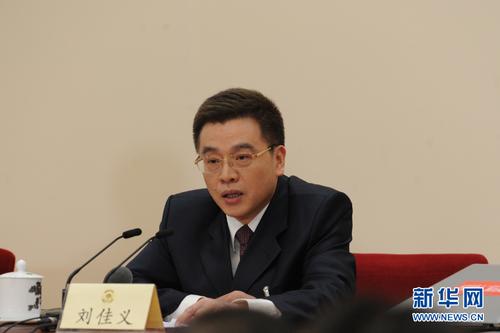 3月2日，全国政协十二届五次会议新闻发布会在人民大会堂一层新闻发布厅举行。图为新闻发布会主持人刘佳义。