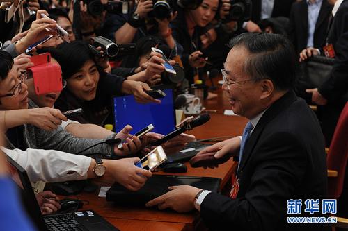 3月2日，全国政协十二届五次会议新闻发布会在北京人民大会堂举行，大会新闻发言人王国庆介绍会议有关情况并回答中外记者提问。图为新闻发布会结束后，记者们仍在踊跃提问。