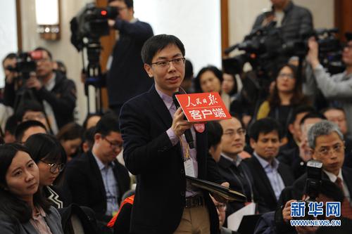3月2日，全国政协十二届五次会议新闻发布会在人民大会堂一层新闻发布厅举行。图为人民日报记者提问。