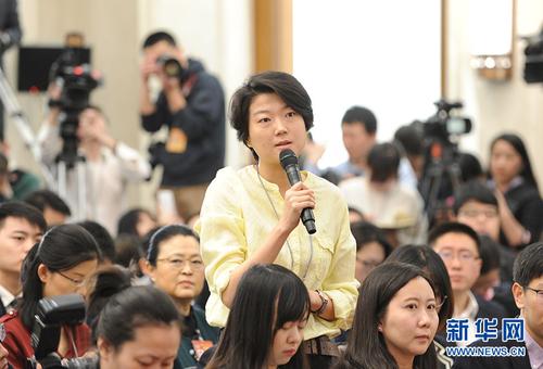 　　　　3月2日，全国政协十二届五次会议新闻发布会在北京人民大会堂举行，大会新闻发言人王国庆介绍会议有关情况并回答中外记者提问。图为中国国际广播电台记者提问。