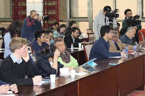 记者在现场认真聆听 刘瑞 摄