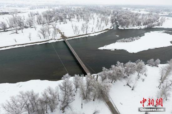 位于北疆的额尔齐斯河流域却还是一片银装素裹的景象。陈洋 摄