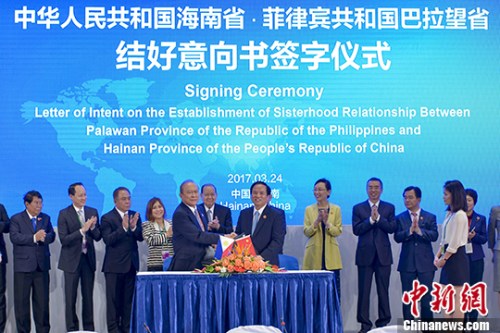 图为会见结束后，刘赐贵与阿尔瓦莱兹共同签署两省缔结友城关系意向书。 <a target='_blank' href='http://www.chinanews.com/'>中新社</a>记者 骆云飞 摄