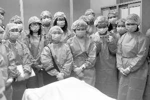 昨日活动现场，市民参观殡仪馆化妆间。信息时报记者 叶伟报 摄