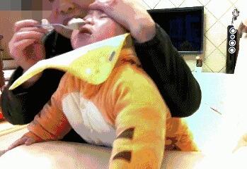 保姆掌掴1岁幼儿2