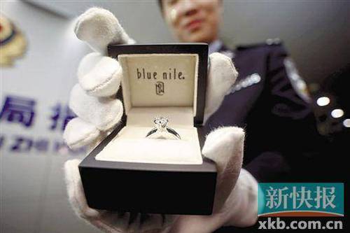 缉私警察查获的钻戒。