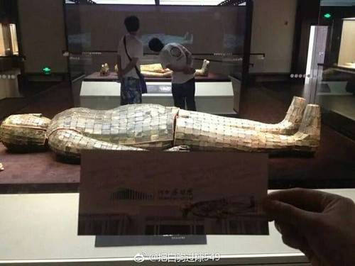 西安古玩市场惊现“金缕玉衣” 引网友调侃