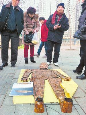 西安古玩市场惊现“金缕玉衣”网友调侃:市值30亿