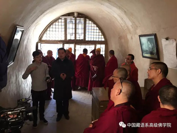 3月25日，中国藏语系高级佛学院第十三届高级学衔班来到革命圣地延安，开启毕业参观学习之旅。_副本