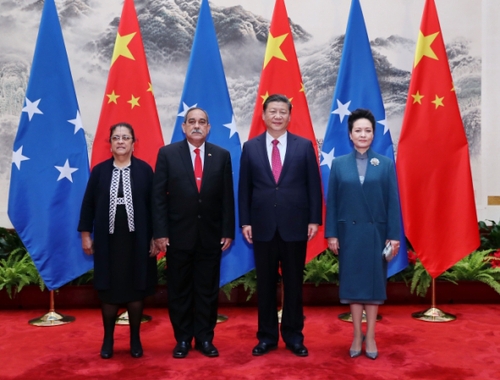 新华社照片，北京，2017年3月27日
    习近平同密克罗尼西亚联邦总统克里斯琴举行会谈
    3月27日，国家主席习近平在北京人民大会堂同密克罗尼西亚联邦总统克里斯琴举行会谈?；崽盖?，习近平在人民大会堂东门外广场为克里斯琴举行欢迎仪式。这是习近平和夫人彭丽媛同克里斯琴总统夫妇合影。 
    新华社记者 鞠鹏 摄